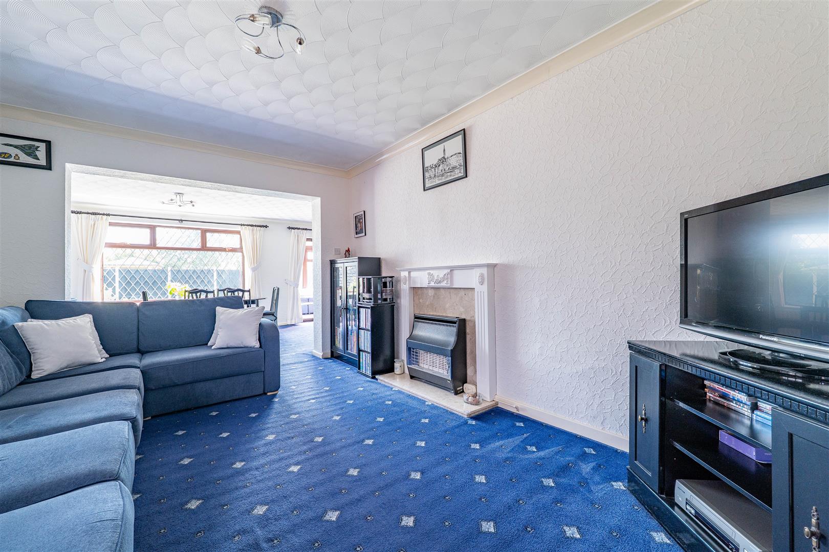 5 bed property in Evesham Close, Preston